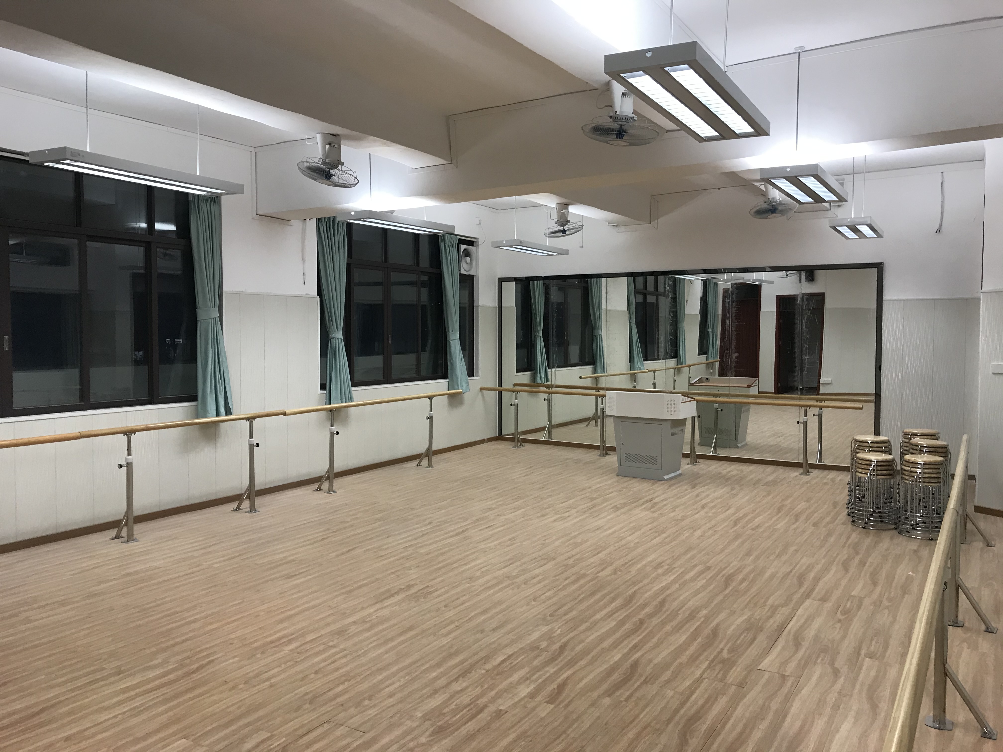 <a href='http://www.w8237.cn/chanpin/59-1.html' target='1' style='font-size:18px; font-weight:bold; color:#000000;'>舞蹈室</a>