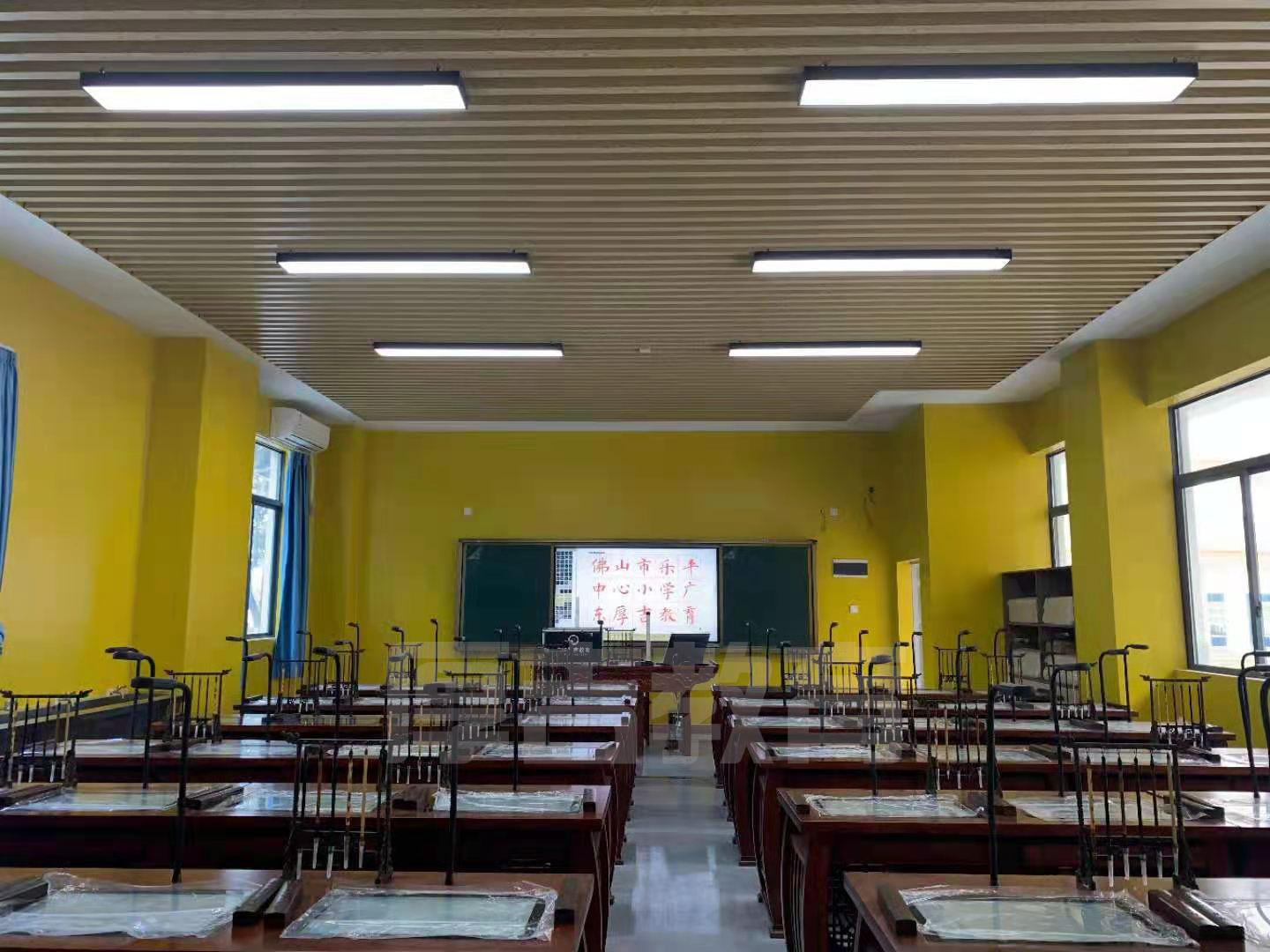 學(xué)校<a href='http://www.w8237.cn/chanpin/57-1.html' target='1' style='font-size:18px; font-weight:bold; color:#000000;'>書(shū)法室</a>