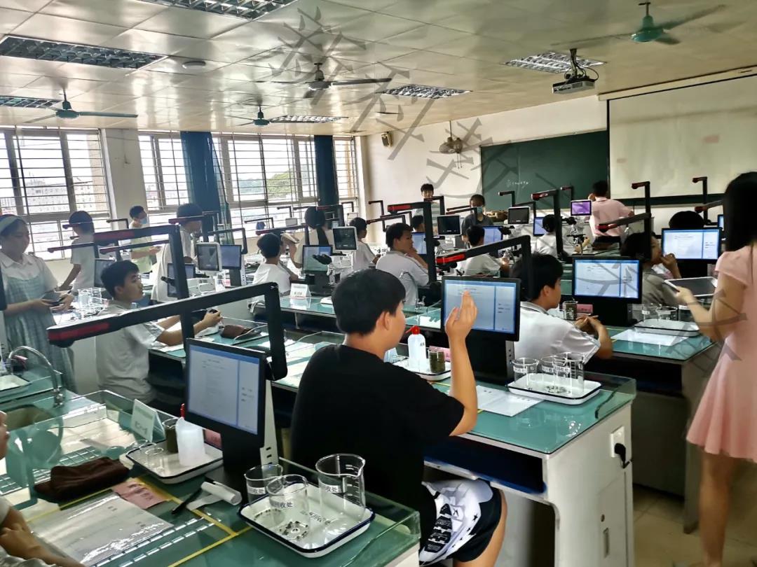 <a href='http://www.w8237.cn/' target='1' style='font-size:14px; font-weight:bold; color:#0080ff;'>物理實驗室</a>考試系統