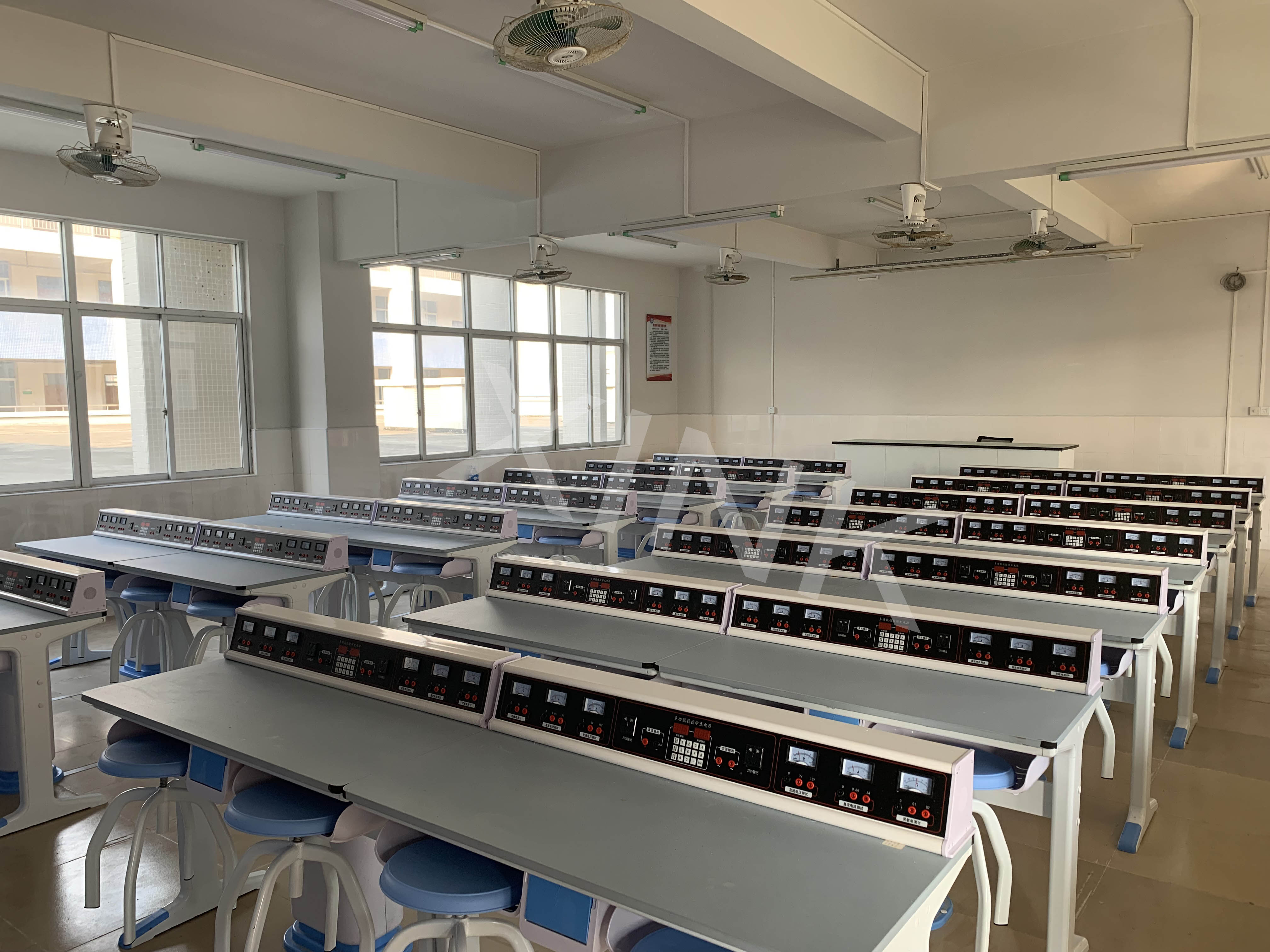 <a href='http://www.w8237.cn/' target='1' style='font-size:14px; font-weight:bold; color:#0080ff;'>物理實驗室</a>