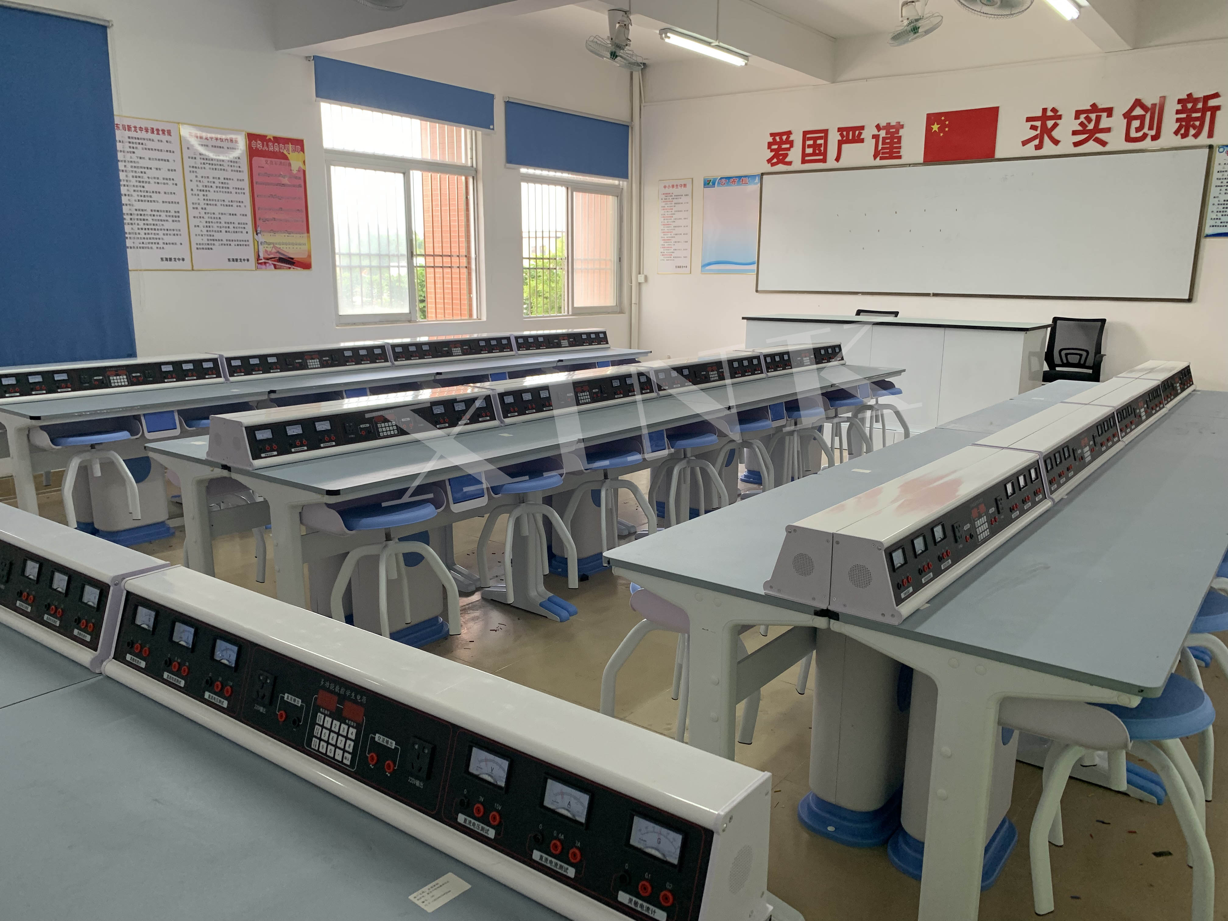 電學<a href='http://www.w8237.cn/' target='1' style='font-size:14px; font-weight:bold; color:#0080ff;'>物理實驗室</a>