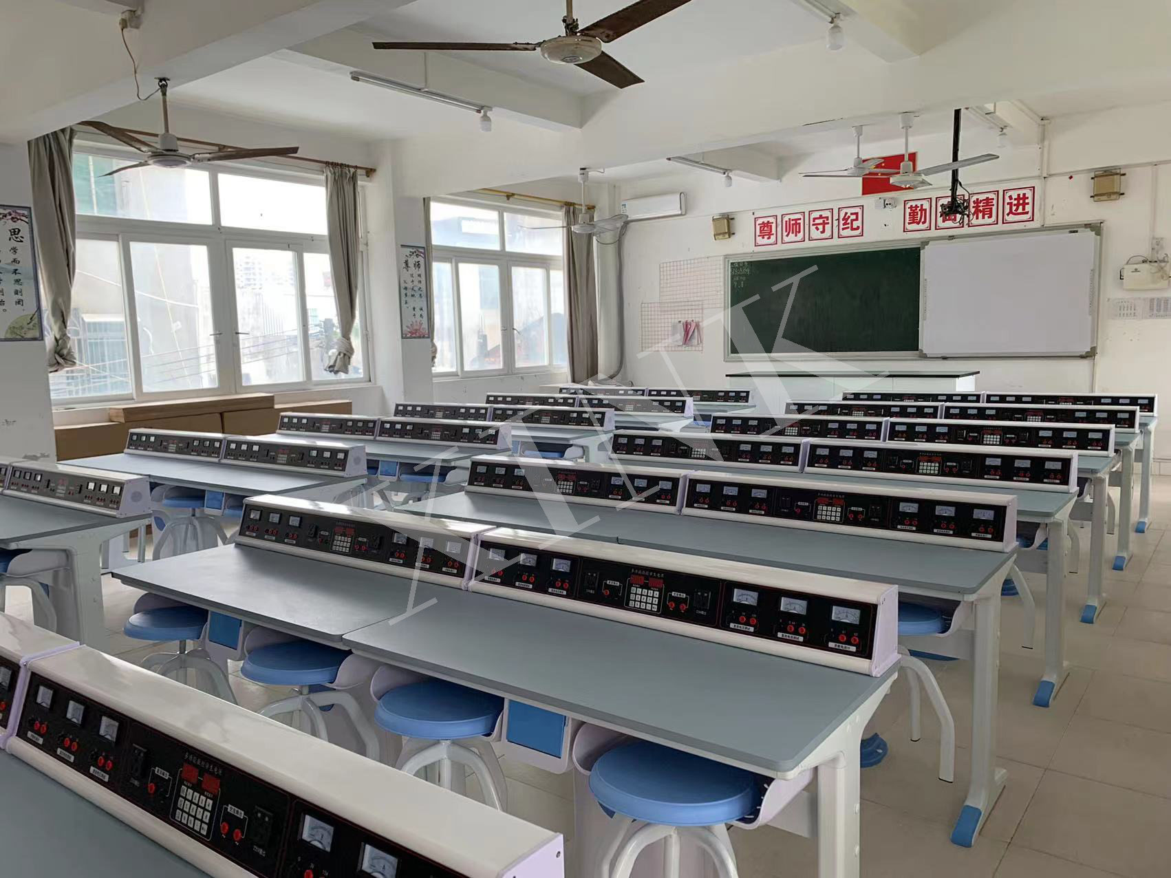 電學<a href='http://www.w8237.cn/' target='1' style='font-size:14px; font-weight:bold; color:#0080ff;'>物理實驗室</a>