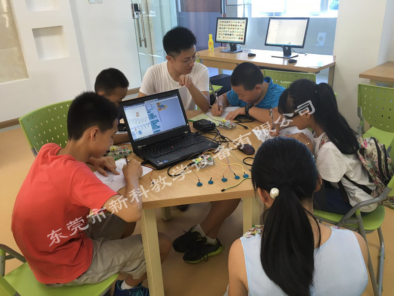 <a href='http://www.w8237.cn' target='1' style='font-size:14px; font-weight:bold; color:#0080ff;'>創(chuàng)客實(shí)驗(yàn)室</a>