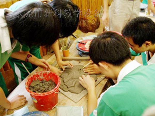 <a href='http://www.w8237.cn/chanpin/55-1.html' target='1' style='font-size:18px; font-weight:bold; color:#000000;'>陶藝功能室</a>2