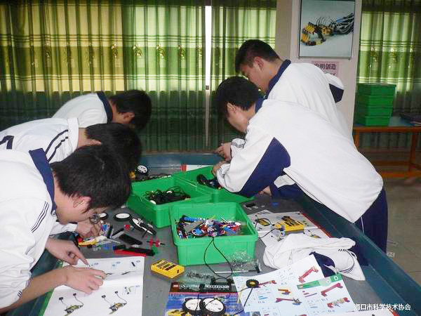 <a href='http://www.w8237.cn/chanpin/60-1.html' target='1' style='font-size:18px; font-weight:bold; color:#000000;'>機器人功能室</a>